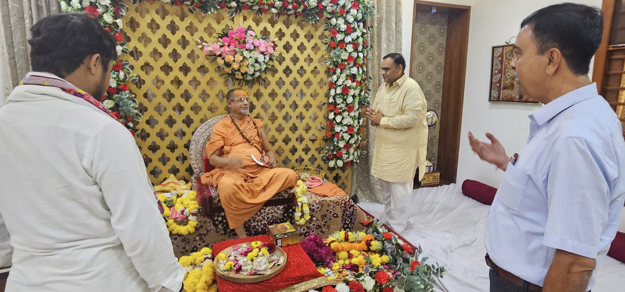 દ્વારકા શારદાપીઠ જગદગુરુ શંકરાચાર્યે શ્રી સદાનંદ સરસ્વતી મહારાજના આશીર્વાદ લીધા.